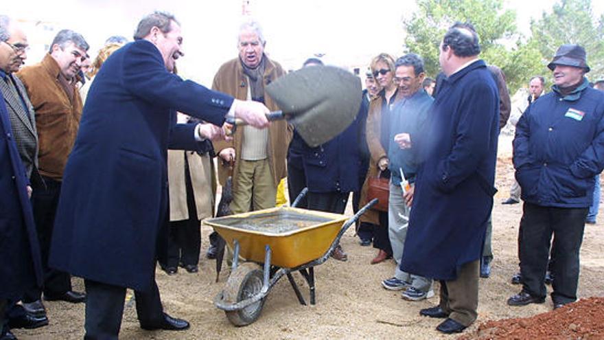 Vicent Guasch entierra la primera piedra del Palacio.