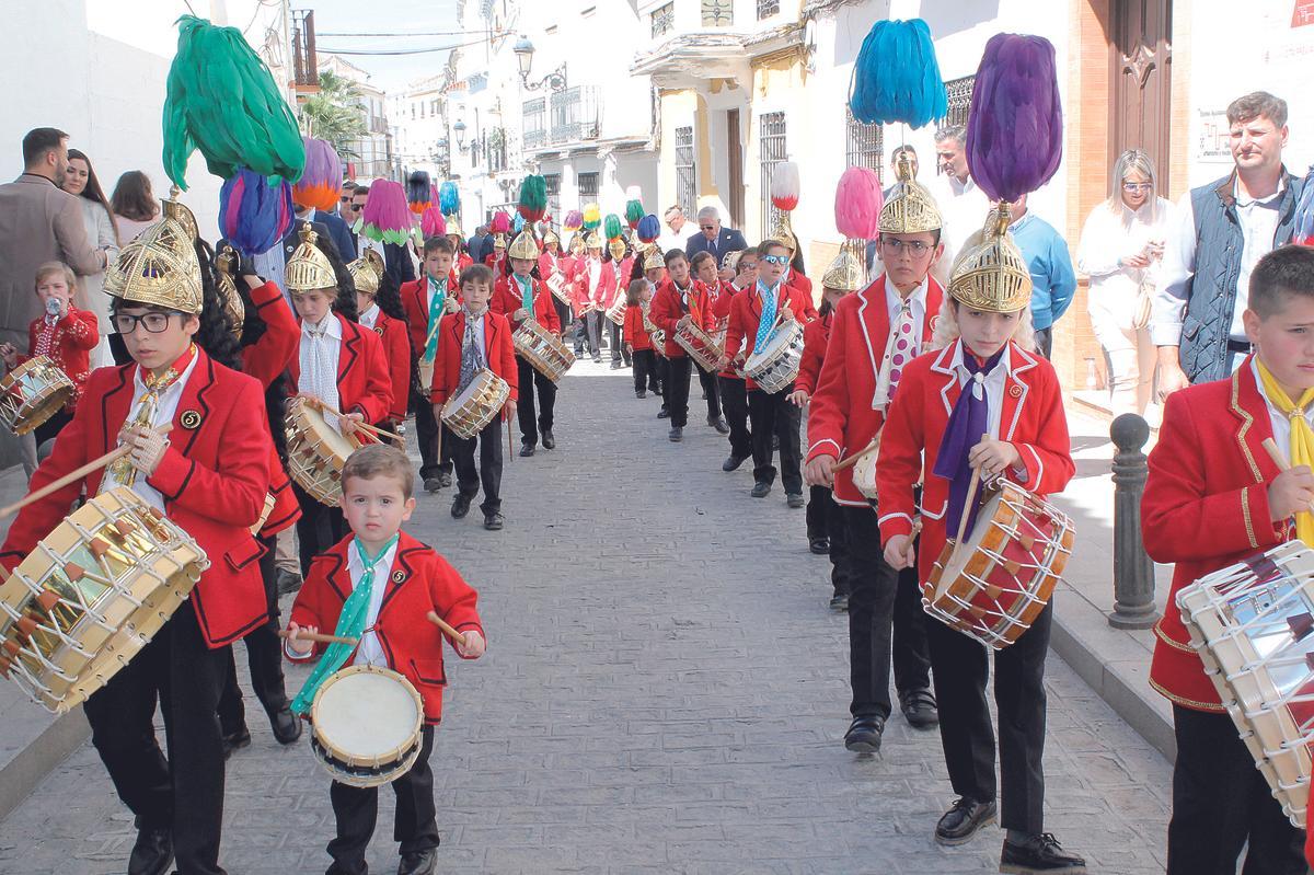 PEQUEÑOS COFRADES  LOS JUDÍOS, DURANTE LA PROCESIÓN DEL DOMINGO DE RAMOS.