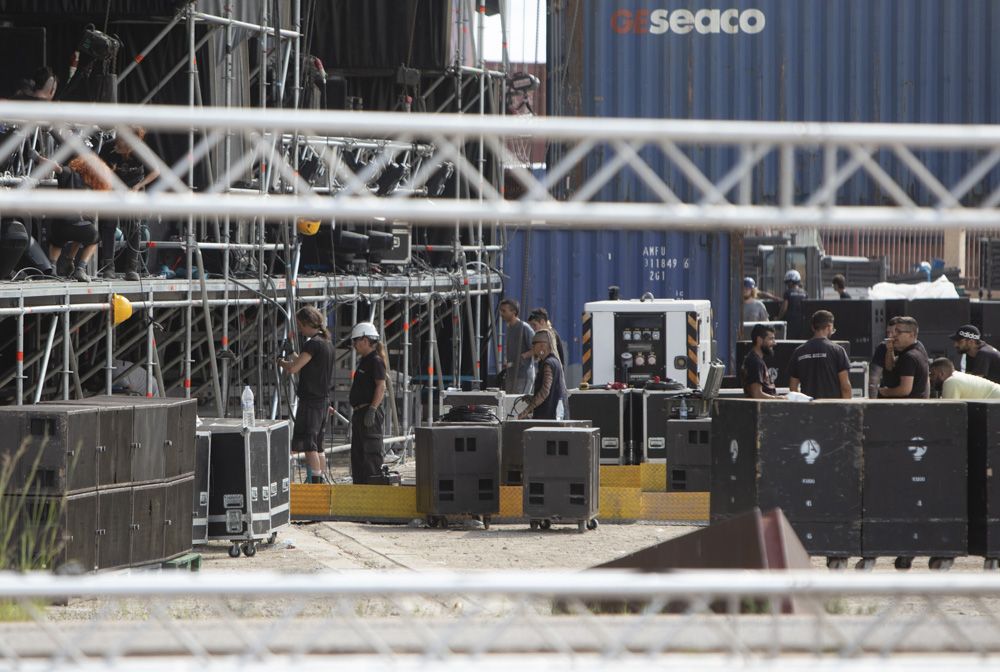 Ultimos trabajos en el recinto del festival Festardor, en el Port de Sagunt.