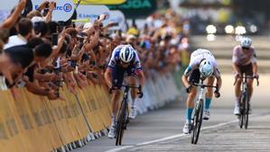 Poligny (France), 21/07/2023.- Second placed Danish rider Kasper Asgreen (L) of team Soudal-Quick Step and first placed Slovenian rider Matej Mohoric (C) of team Bahrain-Victorious approach the finish line during the 19th stage of the Tour de France 2023, a 173kms race from Moirans-en-Montagne to Poligny, France, 21 July 2023. (Ciclismo, Bahrein, Francia, Eslovenia) EFE/EPA/MARTIN DIVISEK