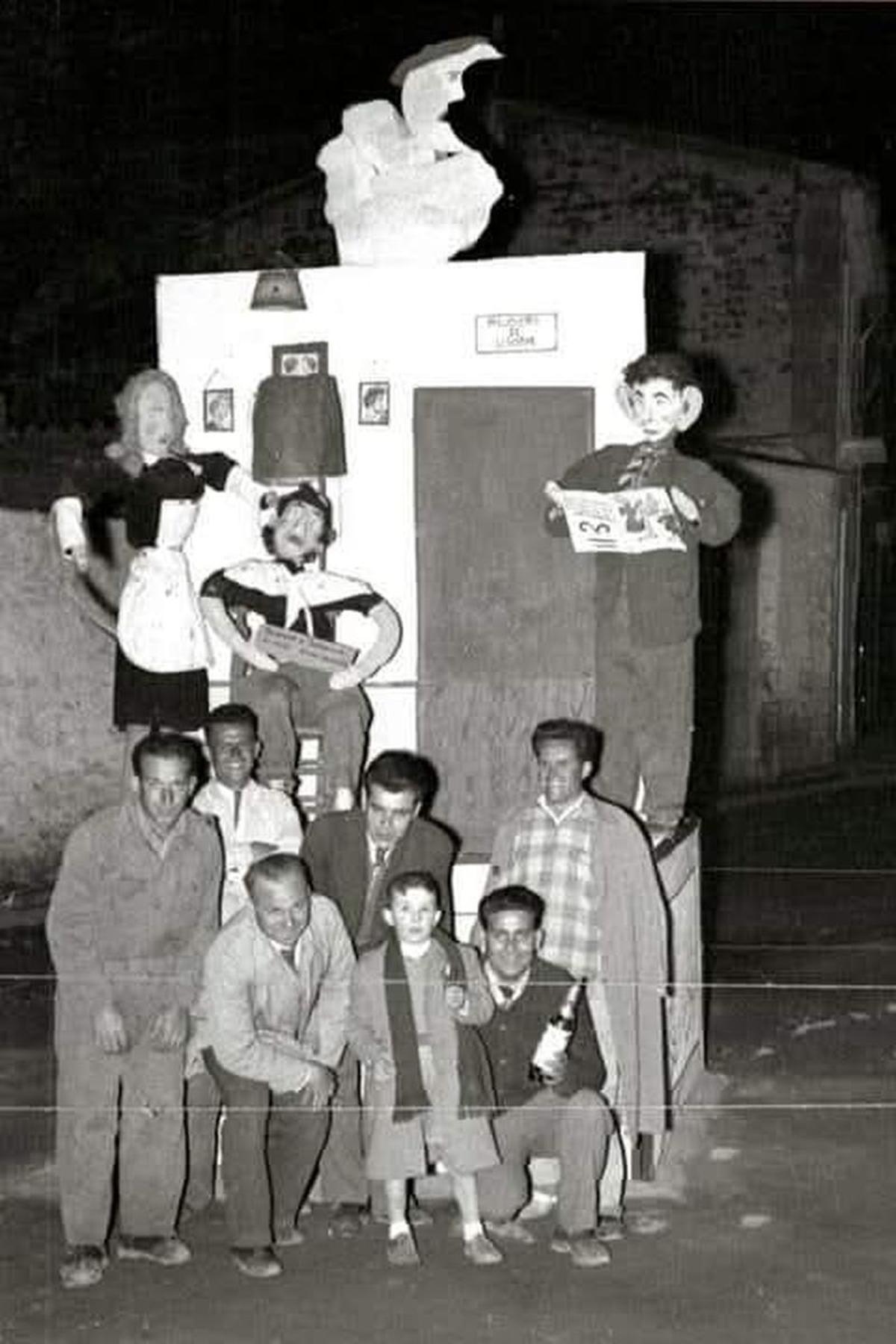 Falla montada cerca del pozo de la calle Santa Bárbara de la Vilavella en el año 1955.