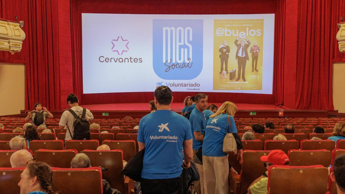 Mayores y voluntarios en la actividad solidaria de CaixaBank en el Teatro Cervantes