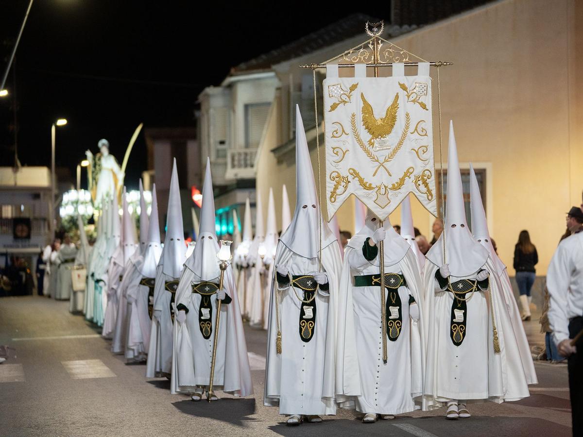 La Cofradía tiene como color predominante el blanco.