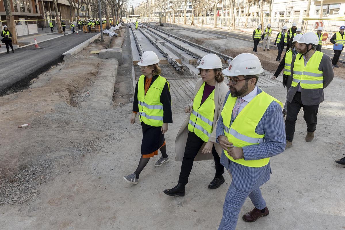 El tranvía avanza por la Diagonal entre Glòries y Verdaguer