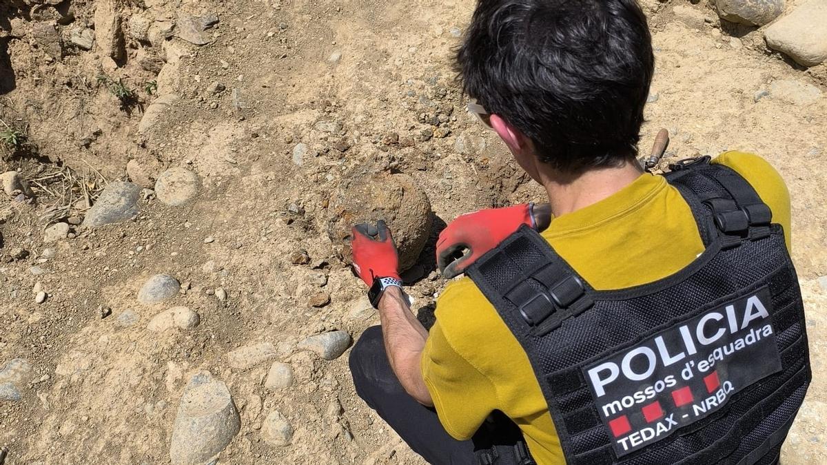 Hallan una bomba de mortero del siglo XVII en unas excavaciones en La Seu d'Urgell