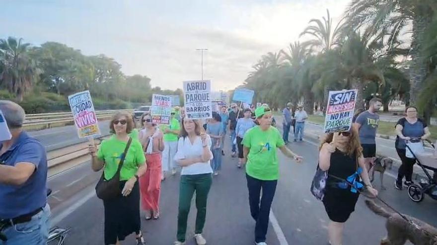 Vecinos del sur de Alicante marchan para exigir la