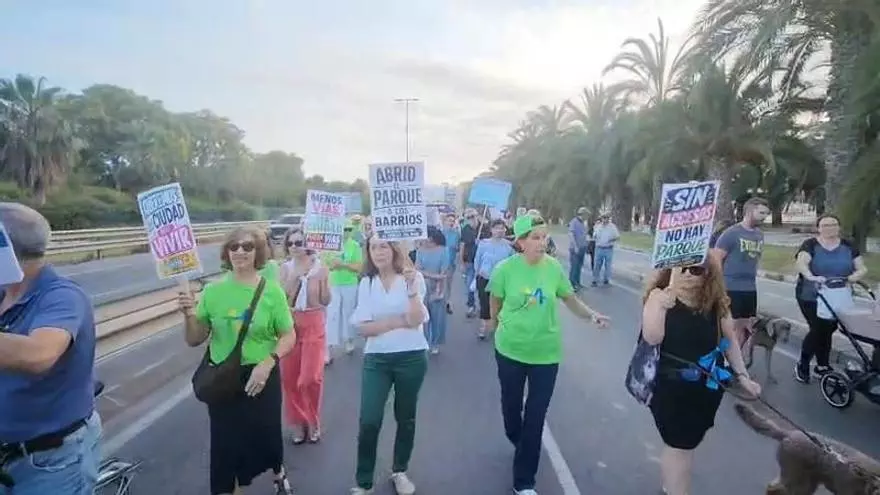 Vecinos del sur de Alicante marchan para exigir la retirada de las vías de la costa y el Parque del Mar