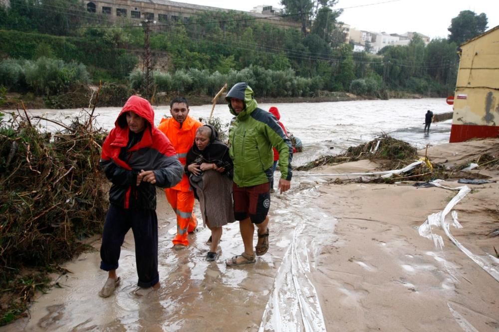 Rescatados por la riada en Ontinyent