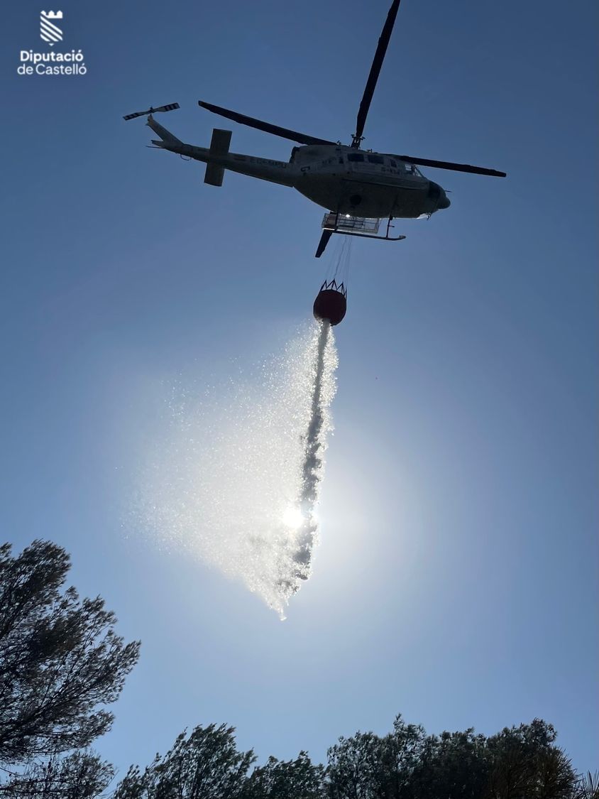 Lucha contra el incendio en el pantano de Sitjar, en Onda