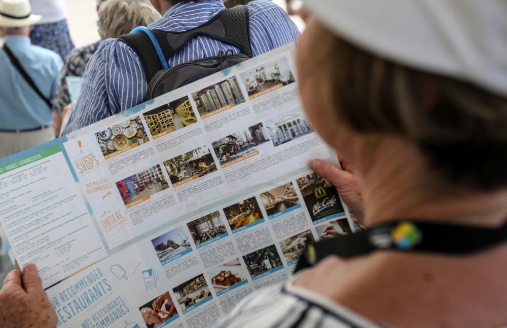 El Westerdam, repleto de norteamericanos y argentinos, hace escala en la estación marítima y llena de turistas el Castillo, bares y terrazas, y las tiendas