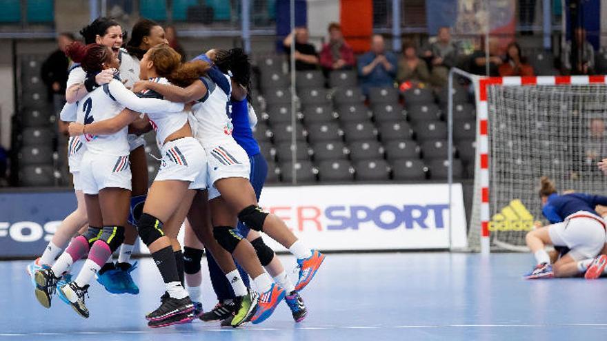 Las jugadoras francesas saltan de alegría por su victoria in extremis.