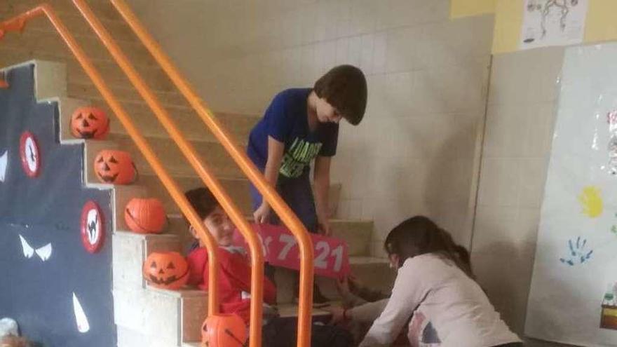 Los alumnos decoran las escaleras del centro escolar. // D. P.