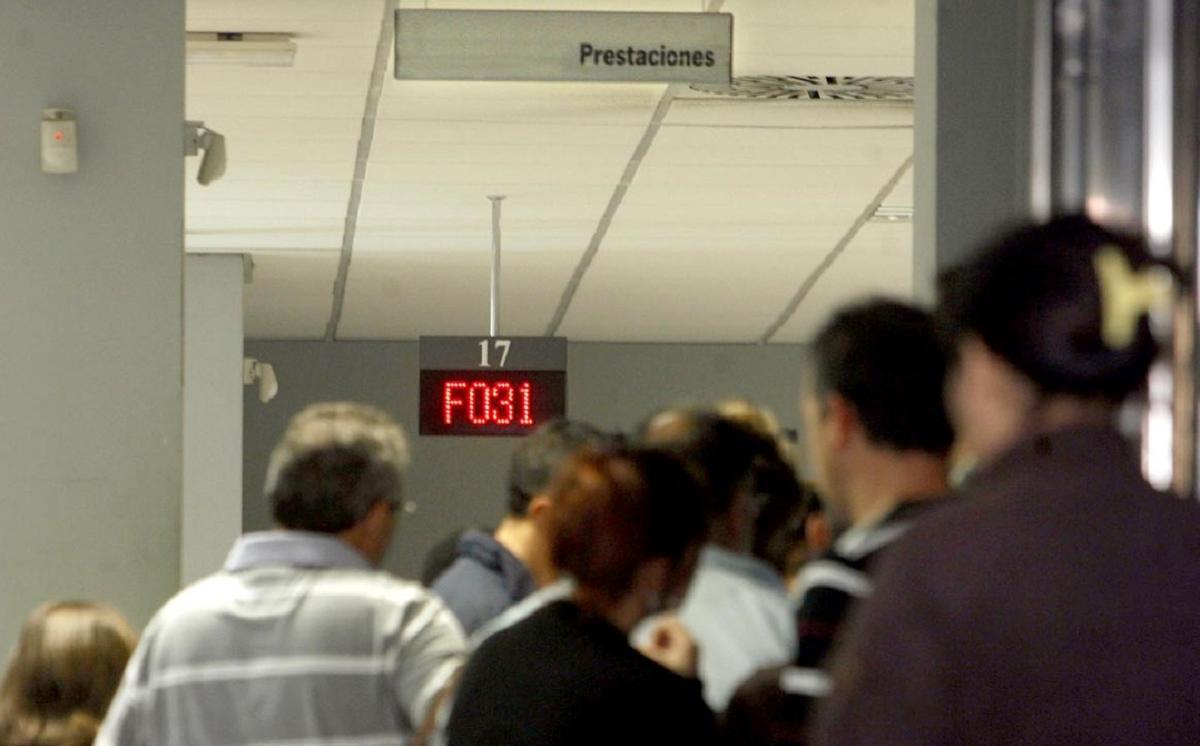 Cola del paro en una oficina de empleo.