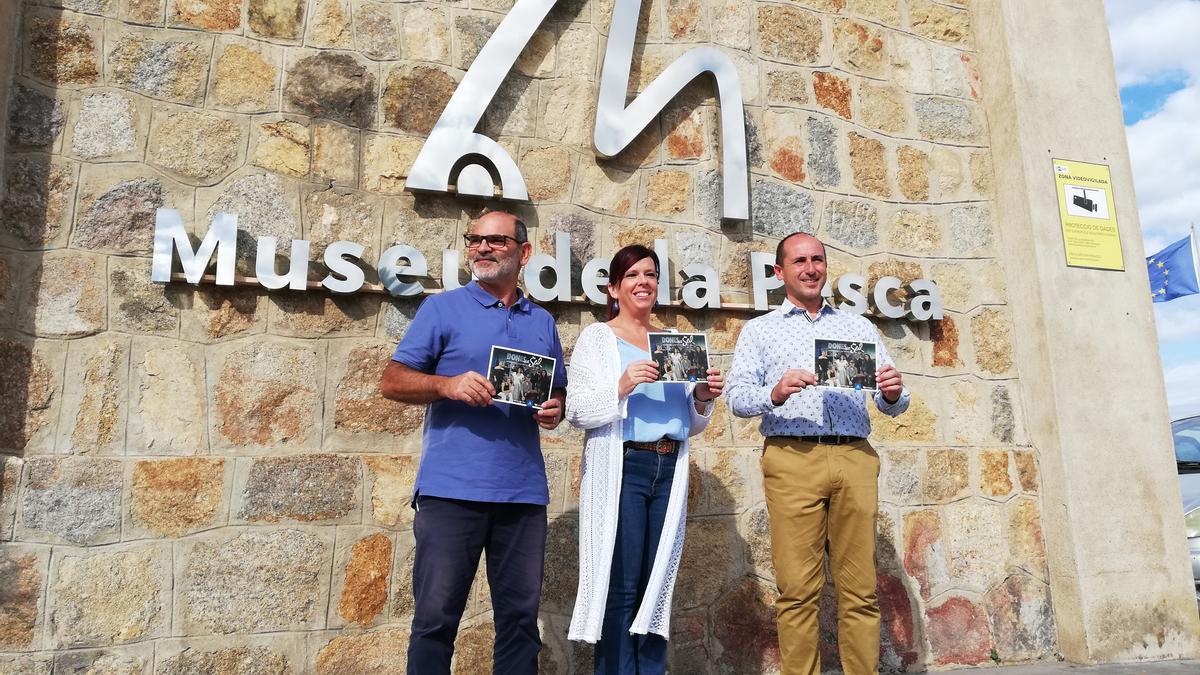 D&#039;esquerra a dreta, Miquel Martí, director del Museu de la Pesca; Neus Mar, cantant; i Lluís Puig, alcalde de Palamós.