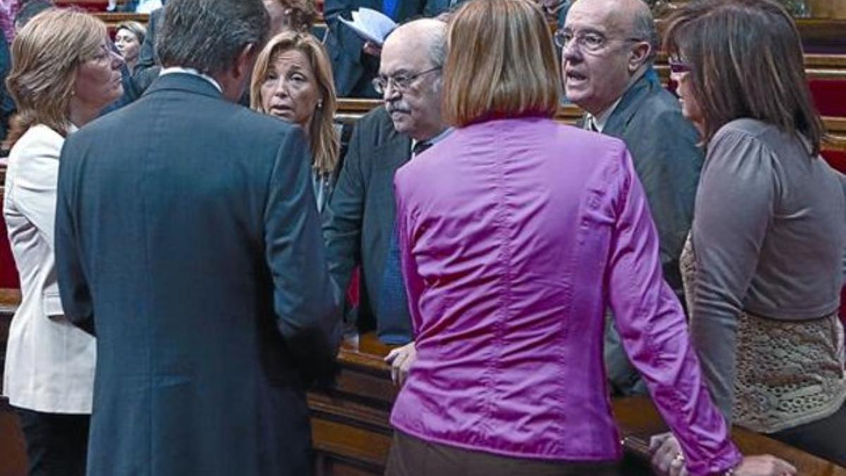 Artur Mas, y la presidenta del Parlament, Núria de Gispert -a su derecha-, junto a varios 'consellers'. ayer en la Cámara catalana.