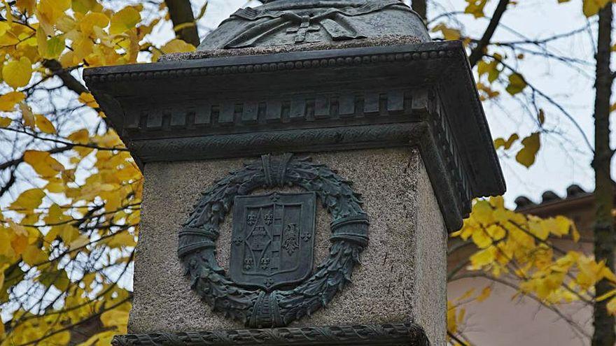 Detalle de los elementos de bronce del monumento