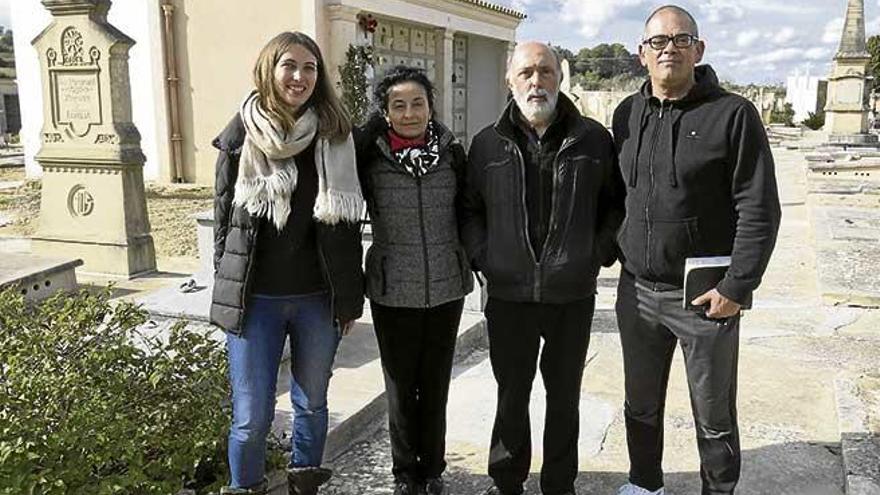 Miembros del Instituto Aranzadi con el historiador local Bartomeu Garí, ayer.