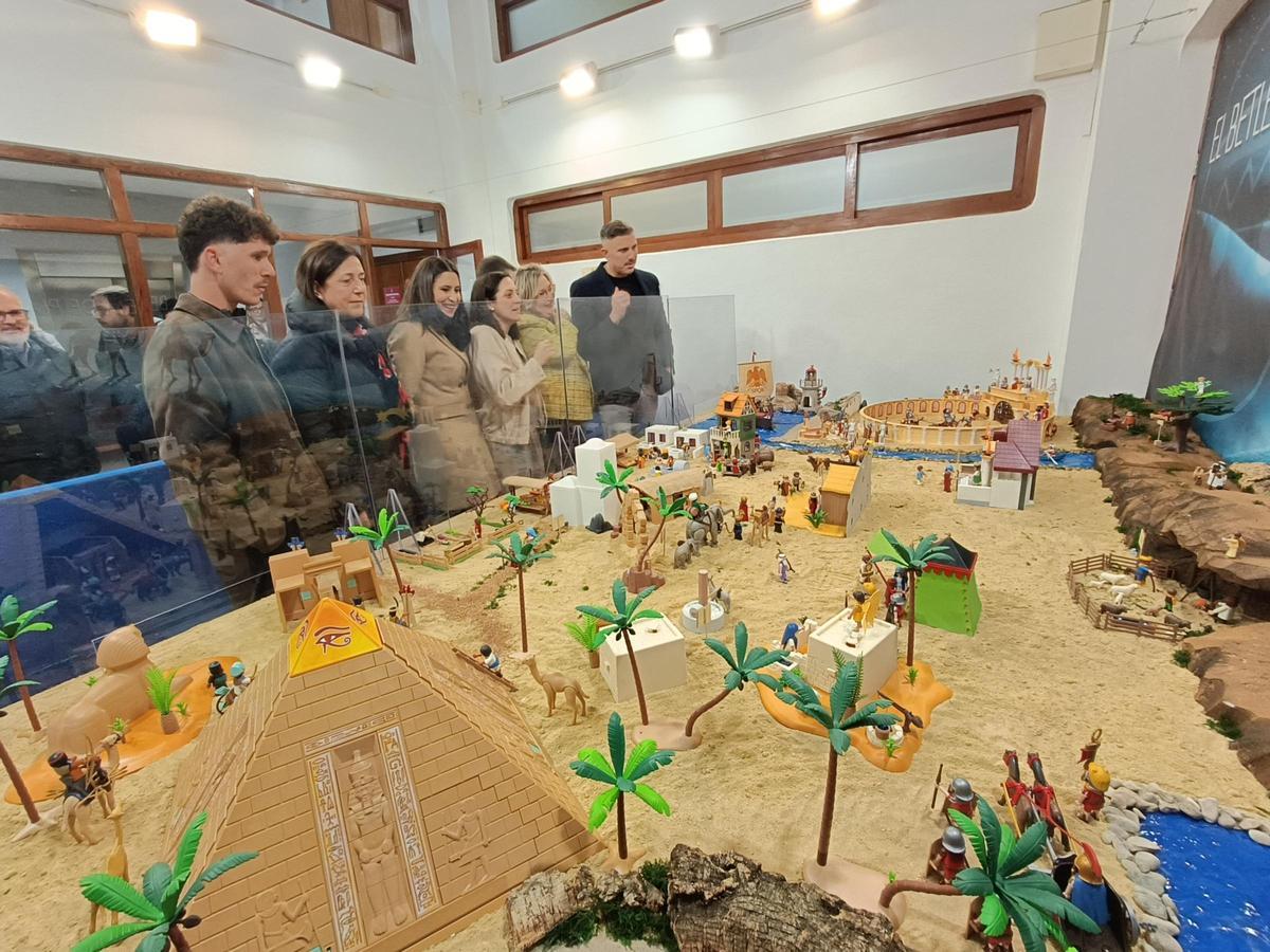 El alcalde de Cullera y miembros del gobierno municipal, en una visita al belén.