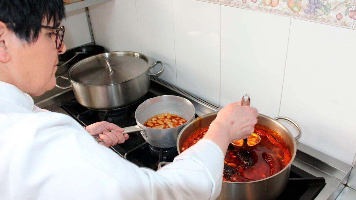 La mejor fabada del mundo de 2025 se come en un acogedor restaurante asturiano a pie de carretera y a pocos kilómetros de una estación de esquí