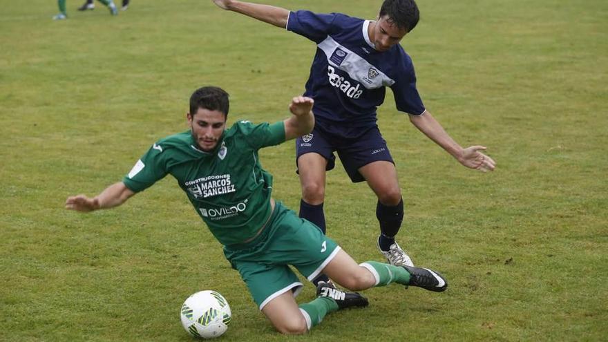 Coutado, autor del gol del Marino, pelea un balón ante el Covadonga en la Copa Federación.