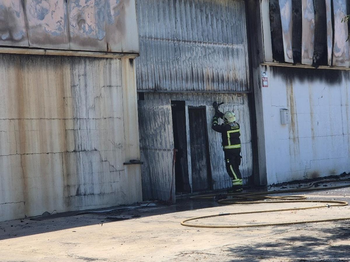 Un incendio destruye dos naves industriales en el polígono de Binissalem Un incendio destruye dos naves industriales en el polígono de Binissalem