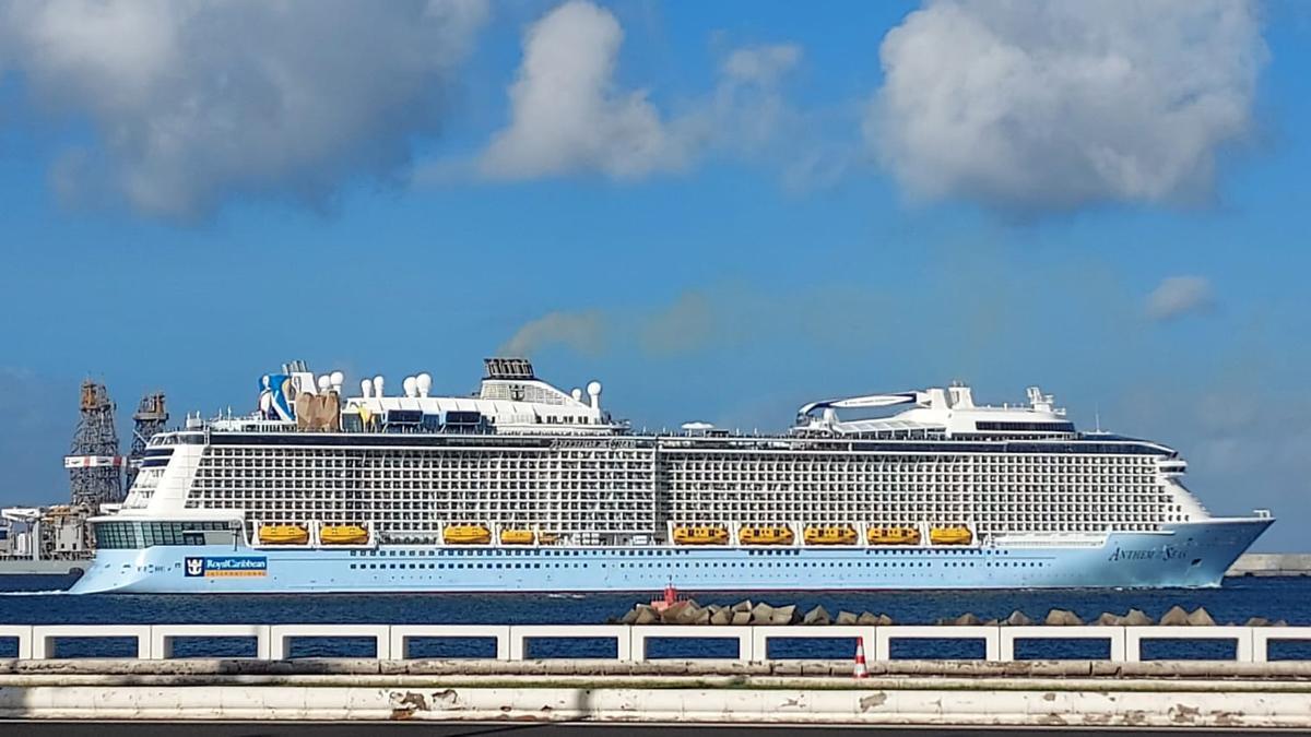 Imagen del megacrucero ‘Anthem of the Seas’ durante su salida del Puerto de Las Palmas.