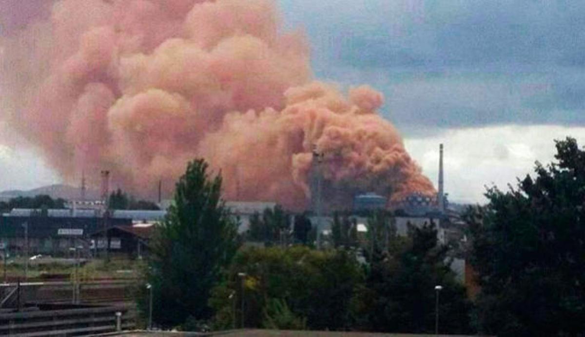Una avería en un alto horno de Arcelor provoca una enorme nube roja y siembra la alarma en Gijón