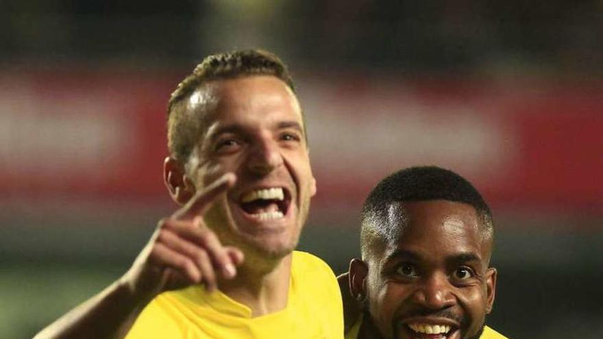 Soldado celebra con Bakambu el gol de la victoria de su equipo.