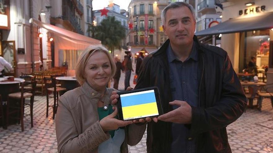 Nataliya Iotnisoy y Volodymyr Galunka, ayer en el Centro de Málaga con la bandera de Ucrania.