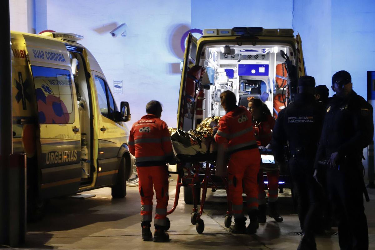 Llegada de heridos del accidente ferroviario de Adamuz al hospital Reina Sofía de Córdba, anoche.