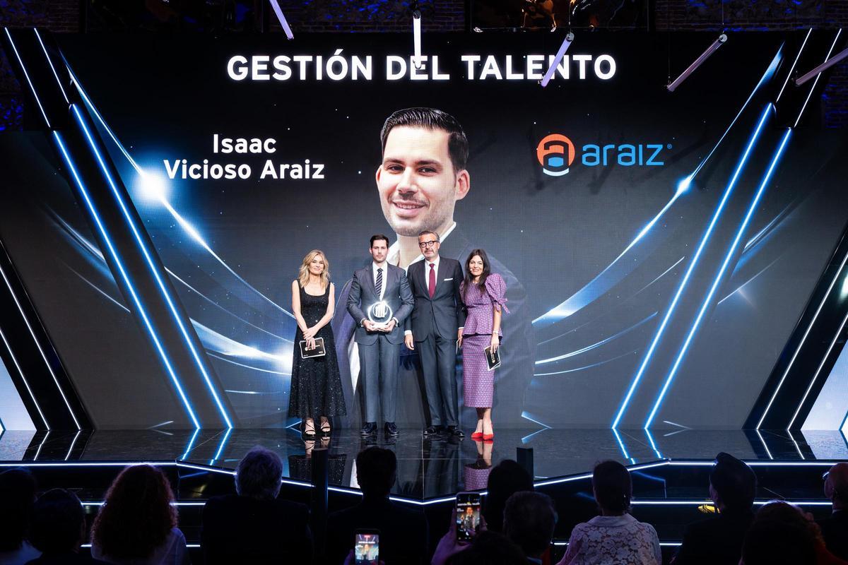 El ganador, acompañado por Pablo Sanz y Alicia Martínez Durán, socios de EY y responsables del Premio Emprendedor del Año, junto a Sandra Golpe, maestra de ceremonias.