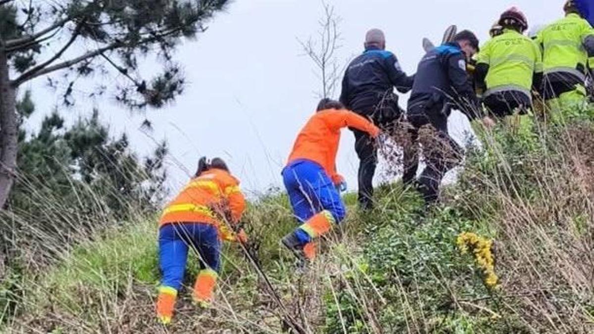El operativo de rescate de la persona que se precipitó por una ladera en O Viso.