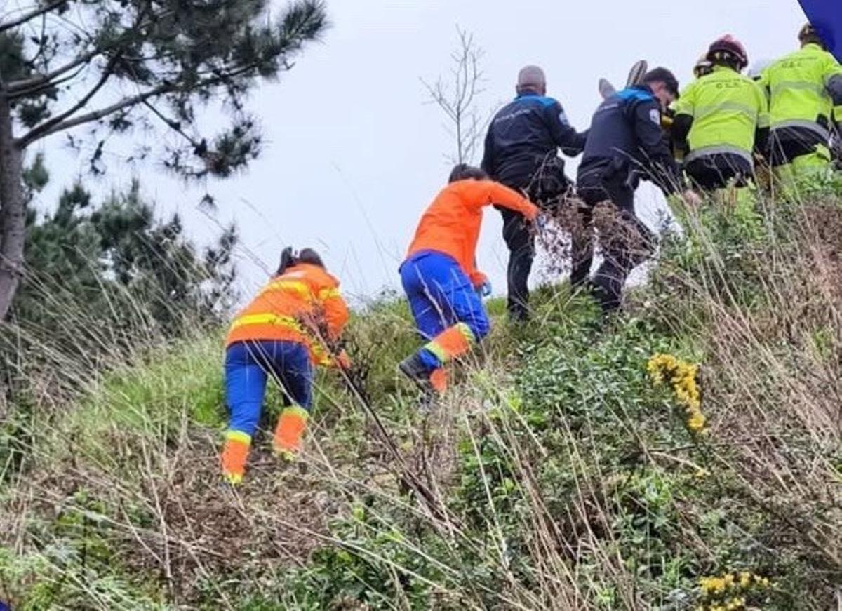 El operativo de rescate de la persona que se precipitó por una ladera en O Viso.