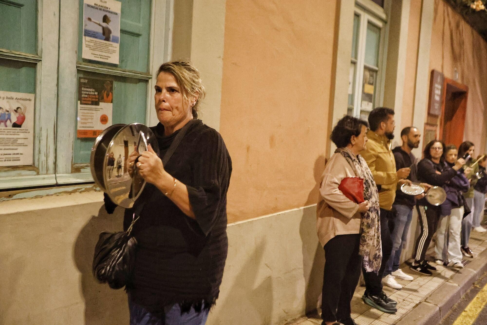 Cacerolada de los vecinos de El Toscal contra la inseguridad y la ocupación de viviendas
