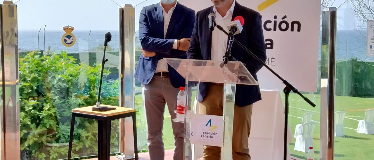 Alejandro Marichal (derecha) durante la intervención en la rueda de prensa hoy junto a Pablo Rodríguez, secretario insular de CC en Gran Canaria.
