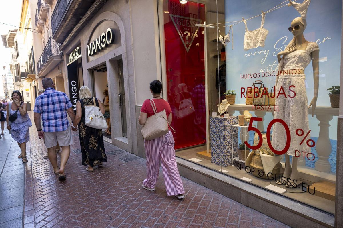Las fechas de las rebajas estivales generan polémica en las islas