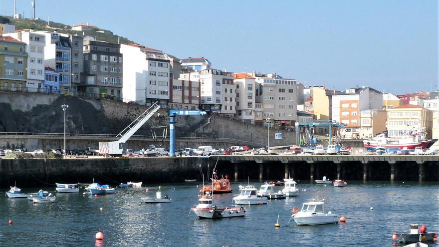 Remolcan un velero con tres tripulantes que quedó a la deriva tras una interacción con orcas en Malpica