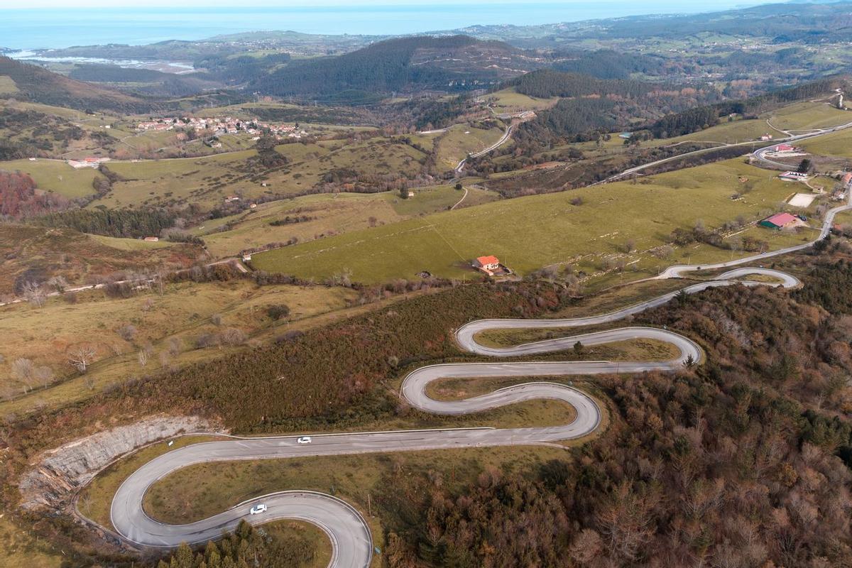 Carretera que lleva a la cueva El Soplao, Cantabria.