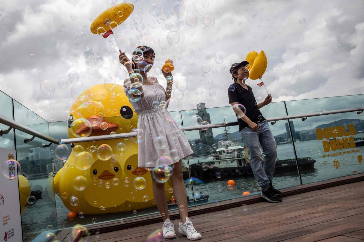 Los patos de goma del artista Florentijn Hofman, en el puerto de Hong Kong