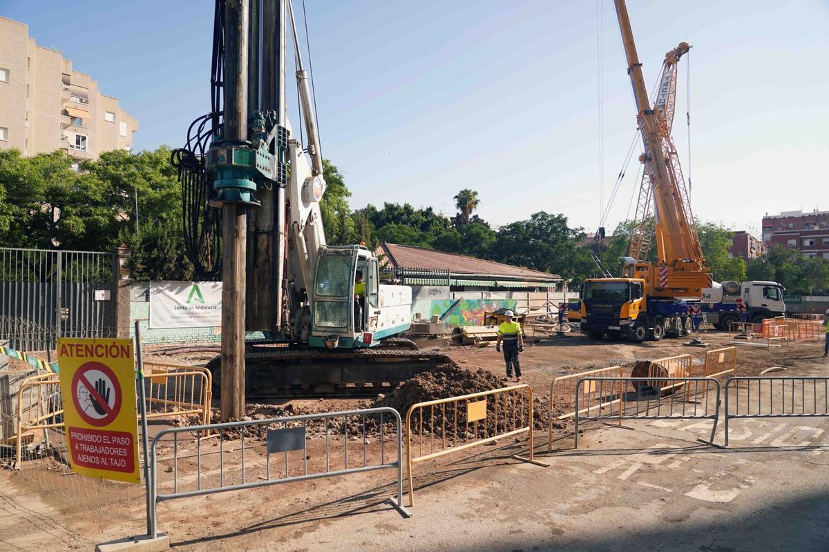 El presidente de la Junta de Andalucía, Juanma Moreno, preside el acto de inicio de obras de la línea 2 del metro de Málaga al Hospital Civil, en el tramo Hilera-Eugenio Gross