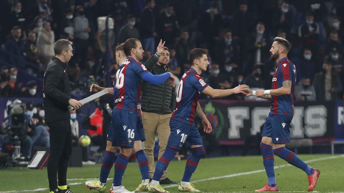 Los jugadores del Levante en el compromiso ante el Valencia.