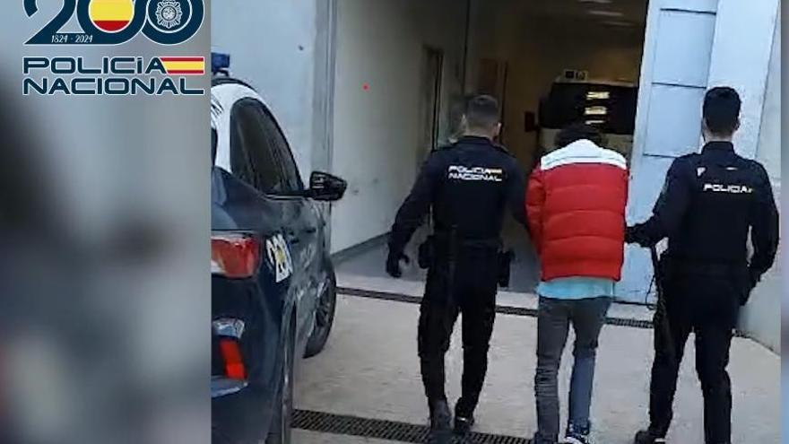 Un hombre con 31 detenciones a sus espaldas roba en una tienda de la calle Trapería de Murcia