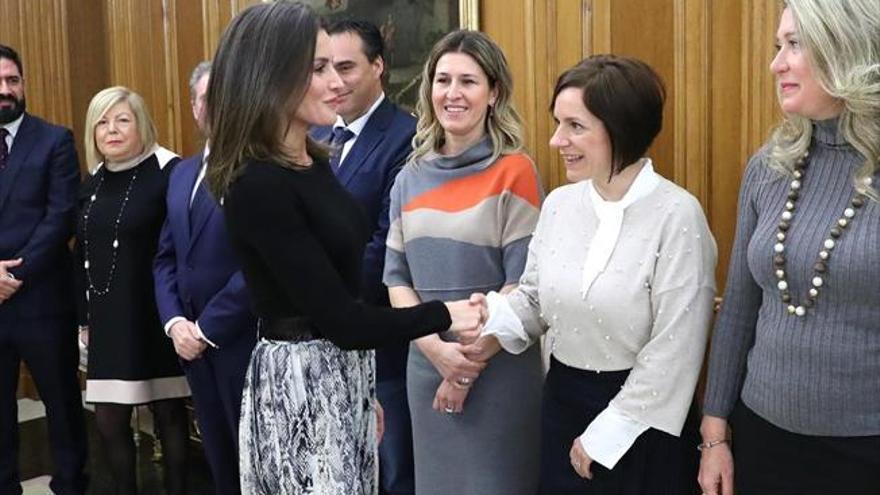 La presidenta de Aeamde participa en una audiencia con la reina