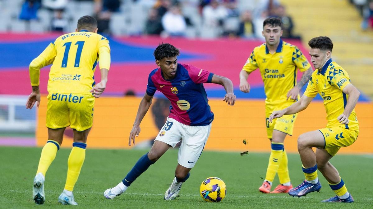 Lamine Yamal, rodeado de contrarios en el FC Barcelona - UD Las Palmas