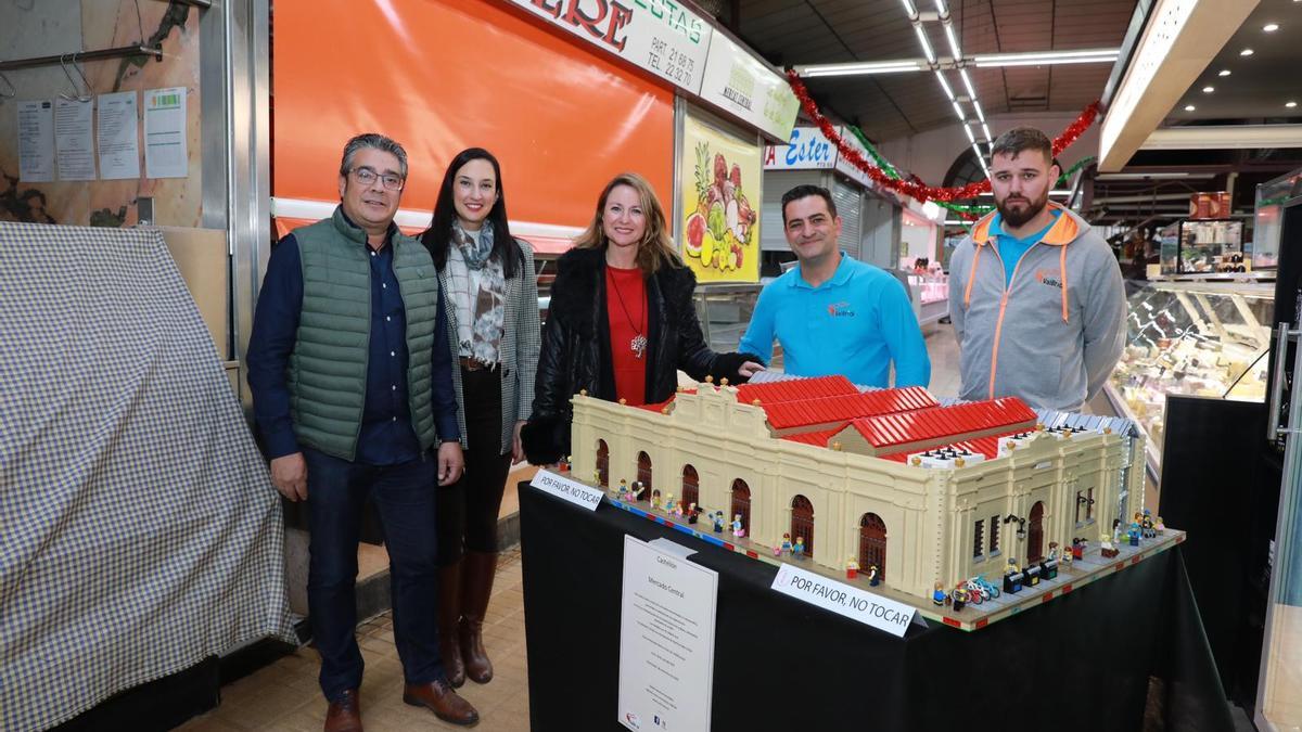 La alcaldesa de Castelló, junto a la maqueta del Mercado Central y el artífice de la misma.