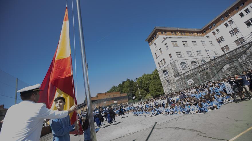 Izado de bandera en el colegio Santa María del Naranco de Oviedo