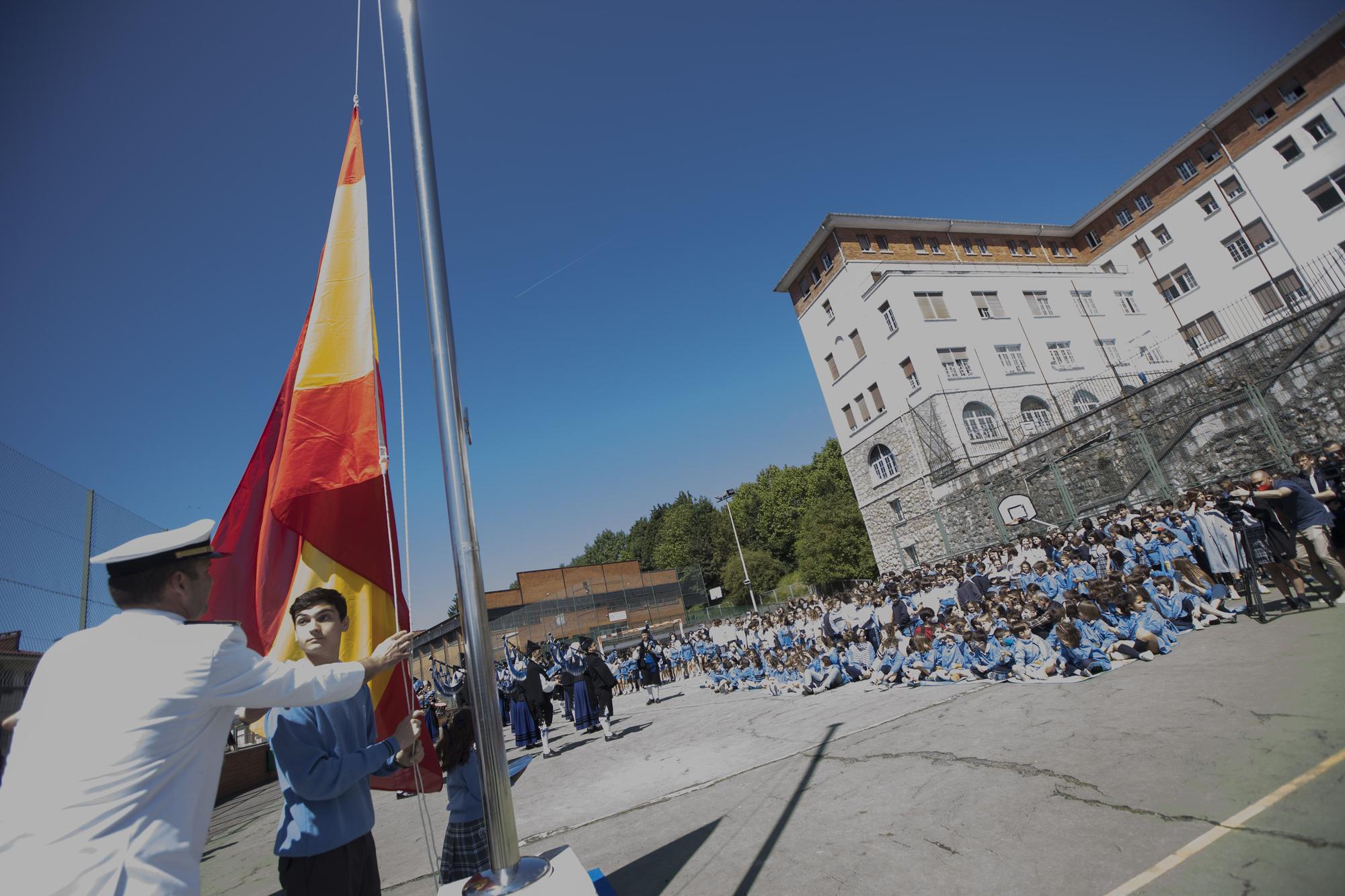 Izado de bandera en el colegio Santa María del Naranco