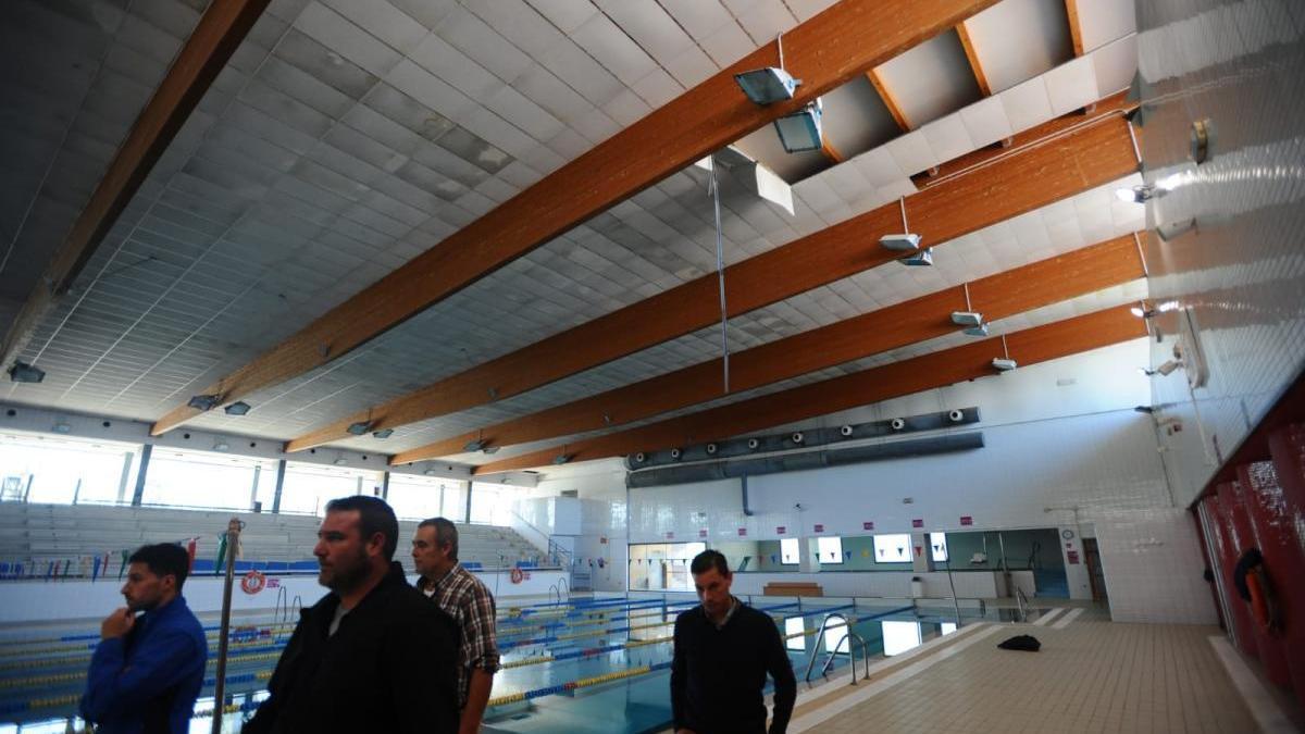 Cierran la piscina de Poniente tras desprenderse parte del techo