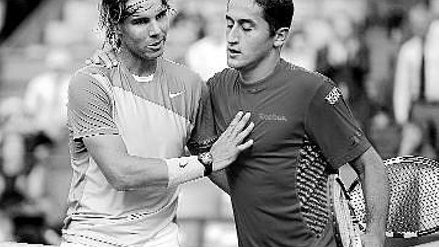 El tenista murciano Nicolás Almagro felicita a su compatriota Rafael Nadal tras su victoria en su partido de cuartos de final