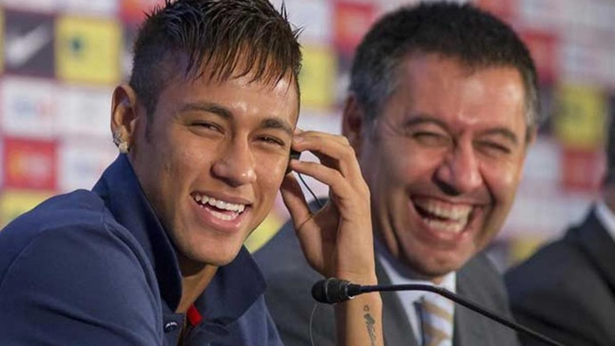 Neymar y Josep Maria Bartomeu en la presentación del brasileño